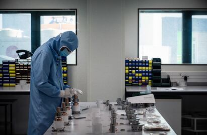 OMS no descarta que virus del Covid se originara por una fuga en un laboratorio; "todas las hipótesis siguen sobre la mesa"