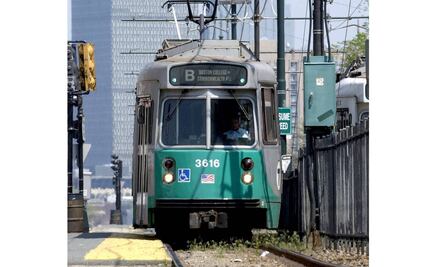 Choque de dos trenes deja al menos 23 heridos en Boston, EU