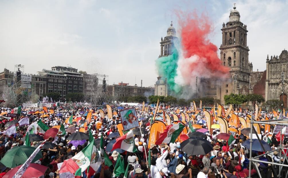 Pirotecnia tricolor frente a la Catedral en el Zócalo capitalino al final del festejo a 7 años de la 4T en México (06/12/2025). Foto: Carlos Mejía / EL UNIVERSAL