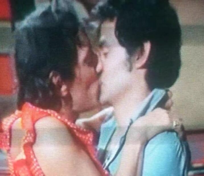 Así fue el polémico beso entre Gonzalo Vega y Roberto Cobo en "El lugar sin límites"