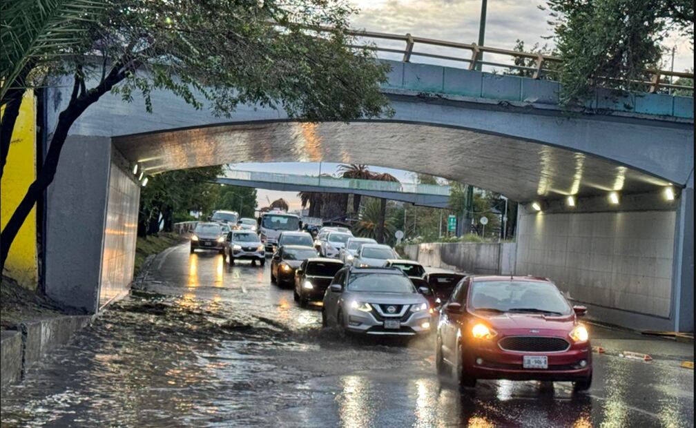Las intensas lluvias registradas durante la noche del miércoles y la madrugada de este jueves provocaron severos encharcamientos e inundaciones en distintos puntos de la Ciudad de México, el 29 de mayo de 2025. Foto: especial