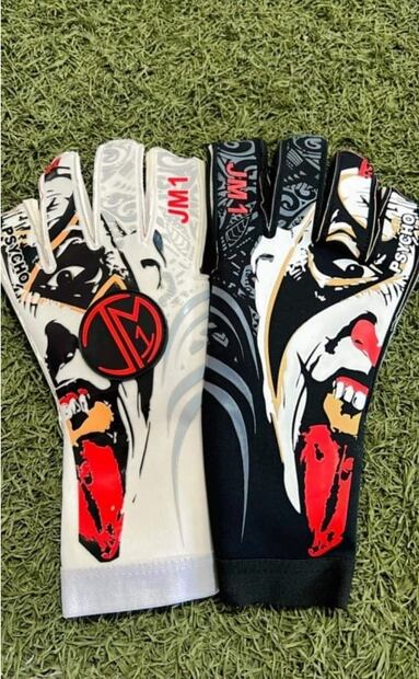 Psycho Clown lanza guantes de portero inspirados en su personaje