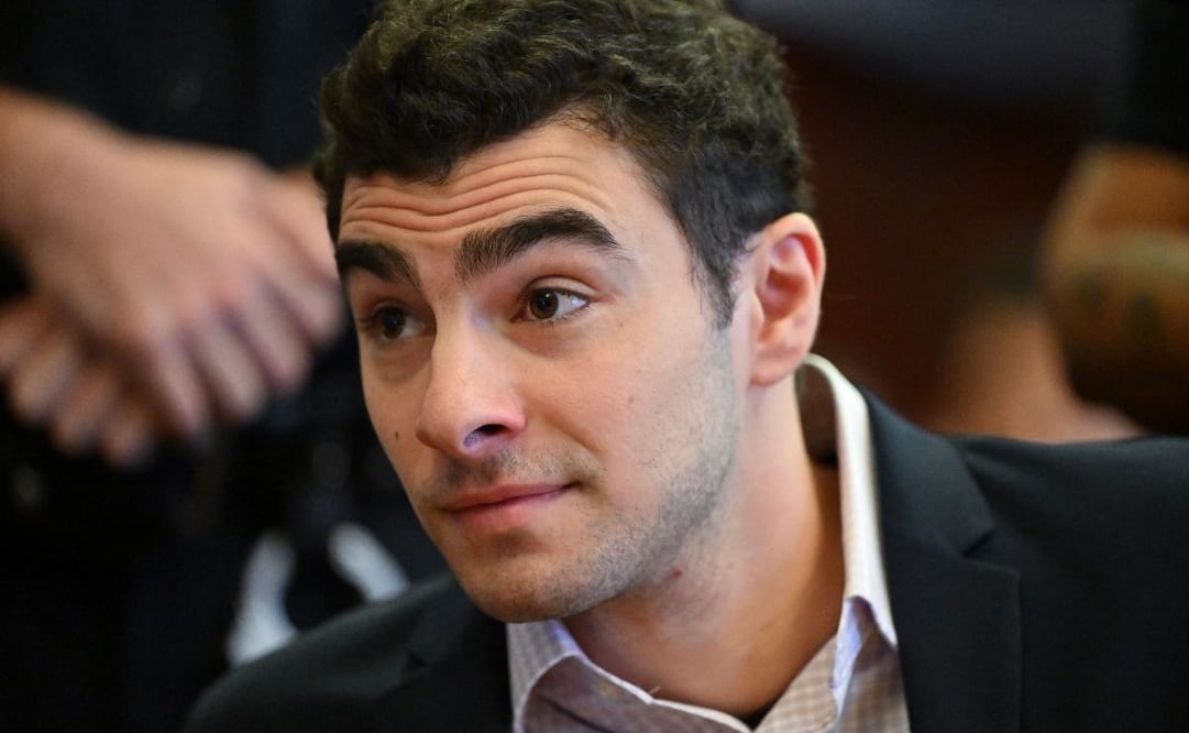 Luigi Mangione comparece ante la Corte Suprema de Manhattan durante una audiencia probatoria en el tribunal estatal en el caso del asesinato del director ejecutivo de UnitedHealthcare, Brian Thompson, en Nueva York, el 2 de diciembre de 2025. Foto: AFP