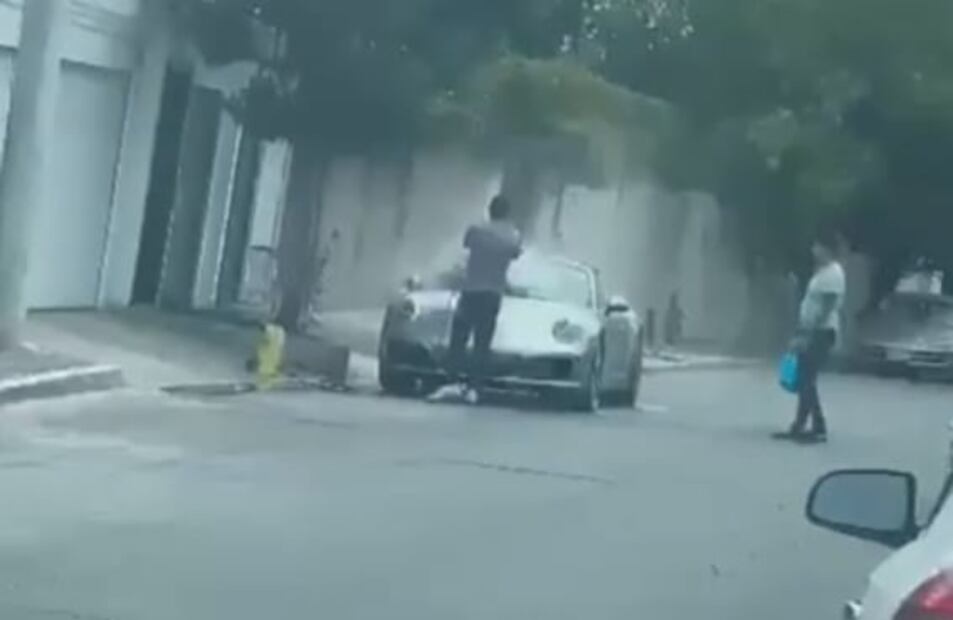 Exhiben a dueño de porsche por lavarlo a manguerazos en plena crisis por agua en NL