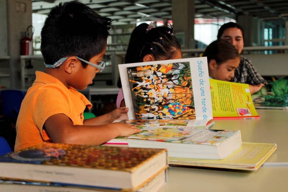Niños en un salón de clases durante una actividad de lectura. Foto: Archivo / EL UNIVERSAL