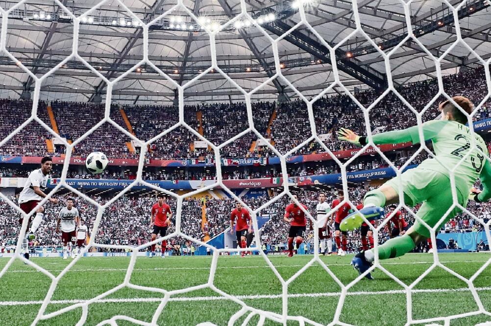 Magistral cobro de la Hiena para el 0-1. Foto: MARKO DJURICA. REUTERS