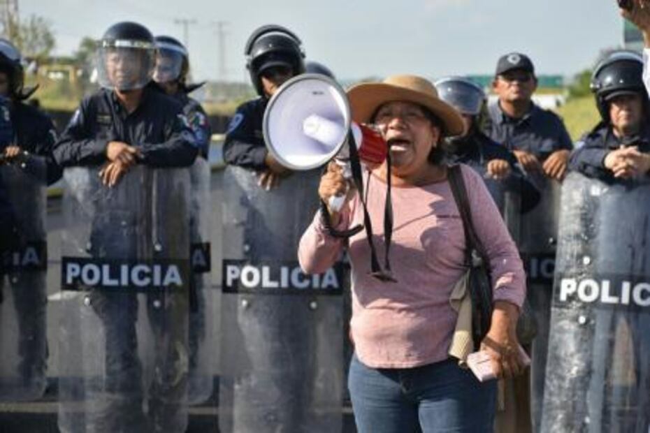 Manifestantes bloquean la Autopista del Sol