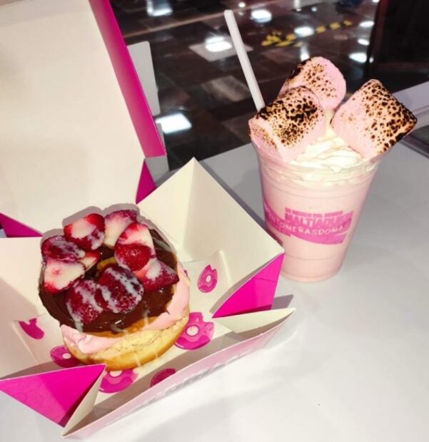 ¡Alerta foodporn! Descubre estas donas rellenas de helado y toppings golosos