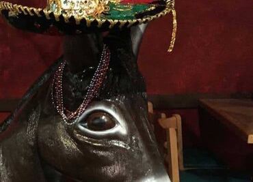 Mujer demanda a restaurante mexicano tras caerse de la estatua de un burro