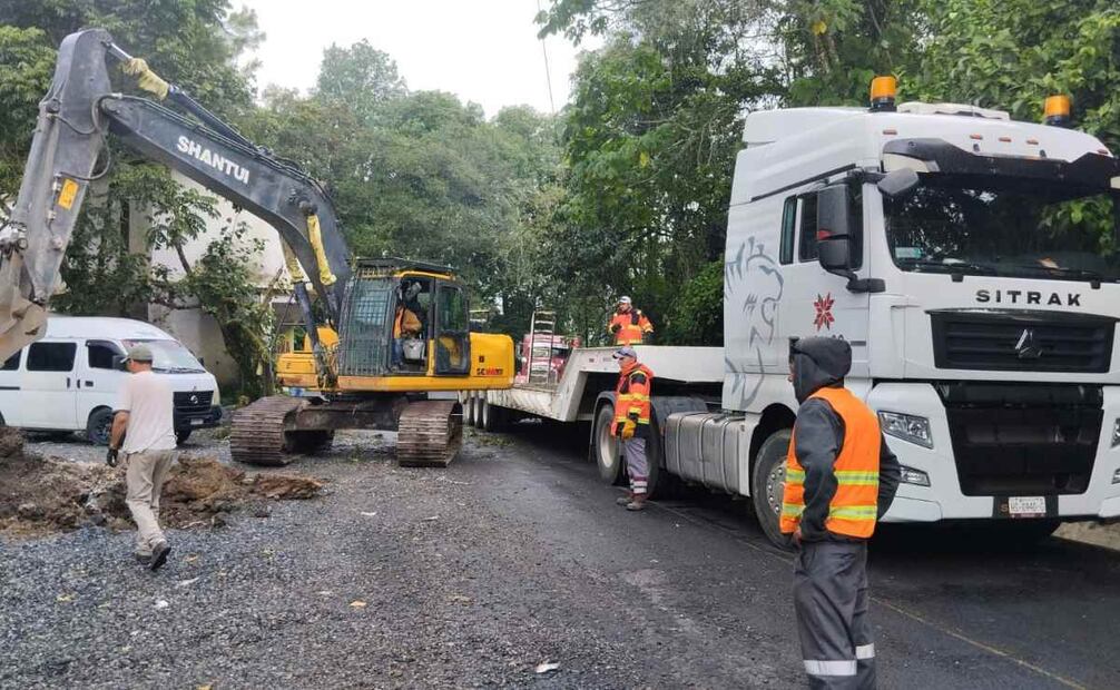 Elementos de seguridad retiran escombros de deslave en carretera Pisaflores–Chapulhuacán (17/09/2025). Foto: Especial