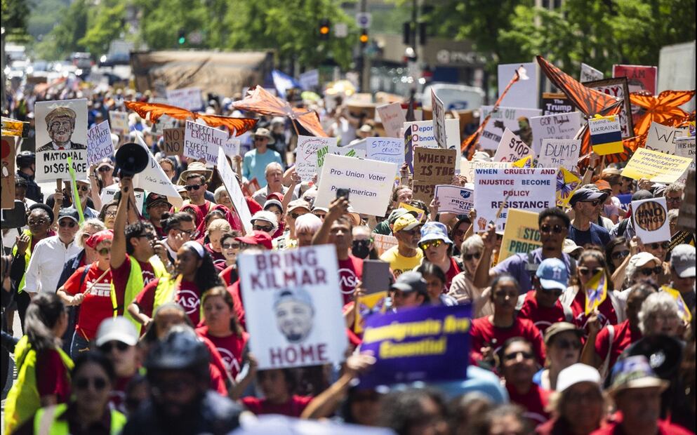 Manifestantes marchan el primero de mayo para exigir vivienda justa, atención médica, salarios justos y protección sindical para los trabajadores estadounidenses en Washington, D.C., el 1 de mayo de 2025. Foto: EFE