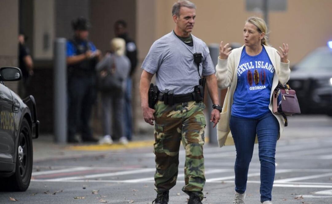 La policía en los suburbios de Atlanta dice que una persona resultó herida en un tiroteo cerca del centro automotriz en una tienda Walmart. Foto: AP