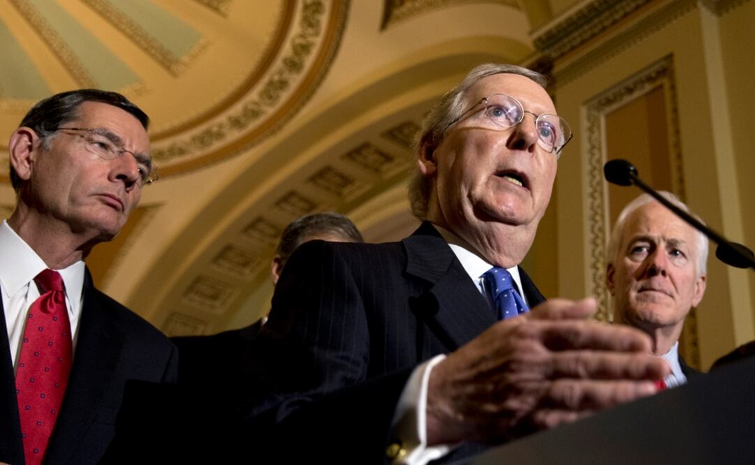 El líder de la mayoría republicana del Senado, Mitch McConnell (centro), habla tras el rechazo en el Senado del proyecto llamado "Paremos las Políticas Santuario" (Foto: AP)