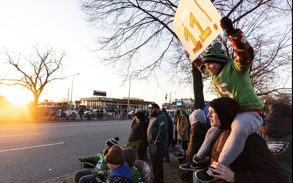 Miles de aficionados en Filadelfia celebran a los campeones del Super Bowl LIX. Foto: AP