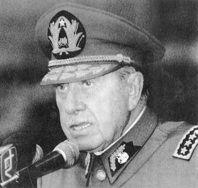 El dictador Augusto Pinochet durante un discurso en Santiago, Chile. El mandatario y jefe militar de 73 años dijo a los reporteros que contribuirá en una transición ordenada para su futuro sucesor quien sería electo en próximas fechas. Igualmente dijo que esperaba un mandato exitoso para el futuro presidente de la nación. Noviembre de 1989. Foto: AP/ Especial.