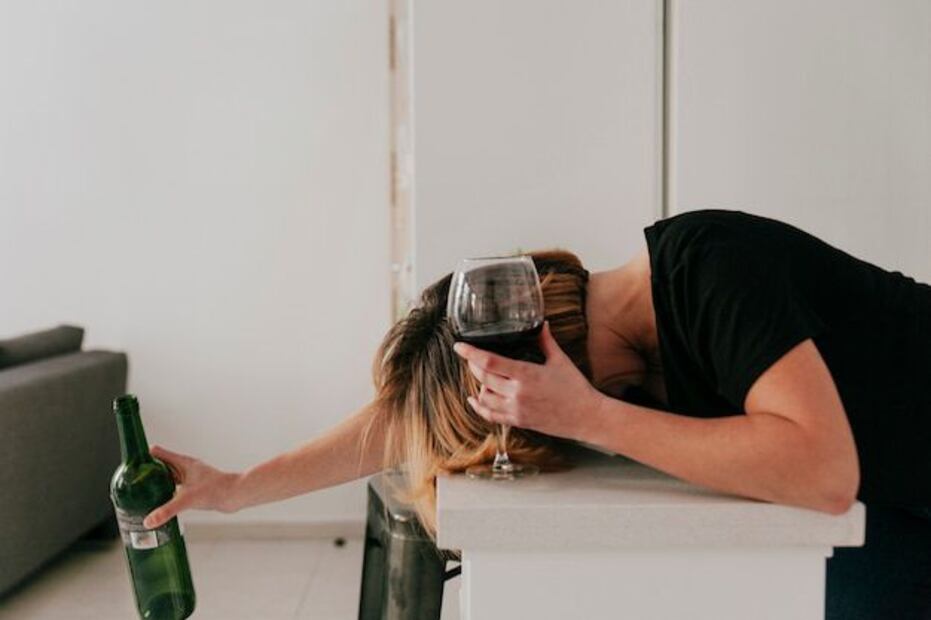 La lucha silenciosa de los adictos al alcohol. Fuente: Freepik.