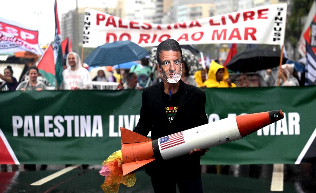 Celebrada pacíficamente bajo una lluvia constante a lo largo de la playa turística de Copacabana, la marcha fue vigilada por decenas de policías y soldados desplegados para garantizar la seguridad del encuentro de los mandatarios de los miembros del G20. Foto: AFP