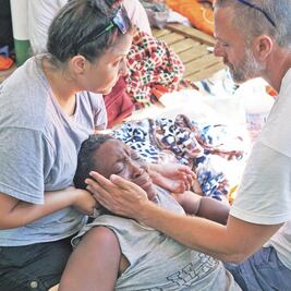 Migrantes de Open Arms saltan al mar