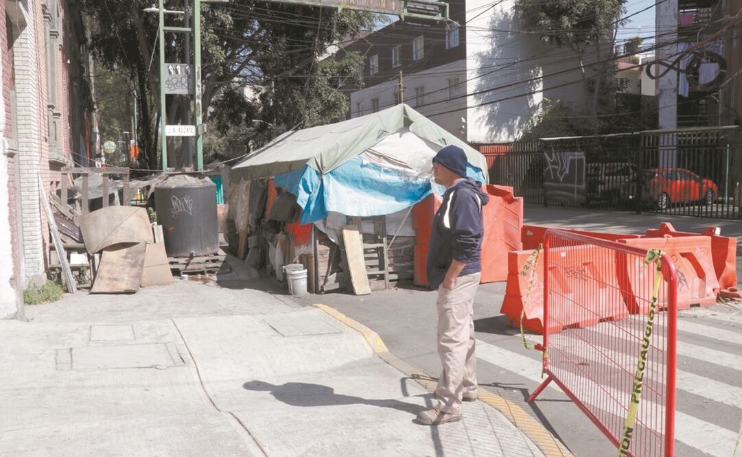 En carpas en la vía pública viven los damnificados. Foto: Especial