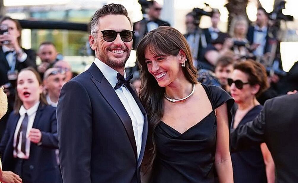 James Franco reapareció en público ayer, tras diversas polémicas, al lado de su pareja, Izabel Pakzad. Foto: EFE