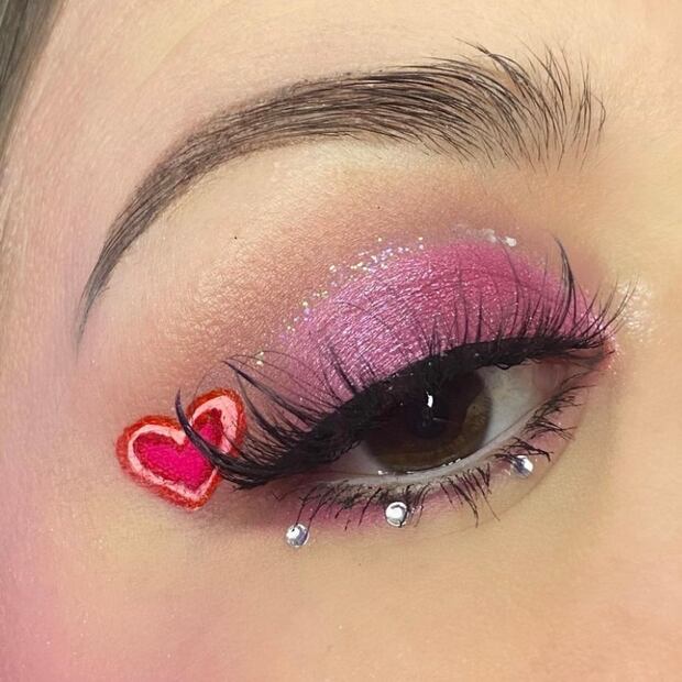 Eleva tu maquillaje con un toque de glamour. Foto: Instagram @beautybydiana7