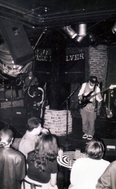 Foto del escenario de La Diabla, donde se presentaron varios grupos de rock que alcanzaron fama en los 90, aquí otra expresión de ambiente nocturno de este sitio. ESPECIAL.