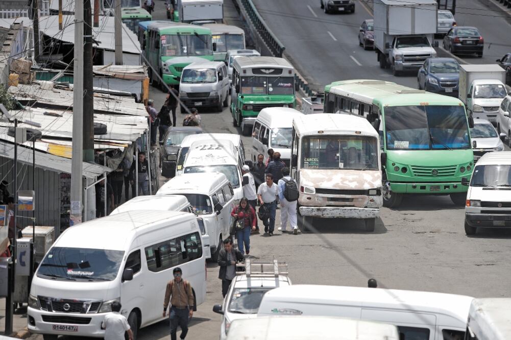En el paradero de Santa Marta, en la alcaldía Iztapalapa, se reúnen diversas rutas; la mayoría busca el pasaje en segunda fila, sin importar la seguridad del usuario. FOTOS/ IVÁN STEPHENS. EL UNIVERSAL