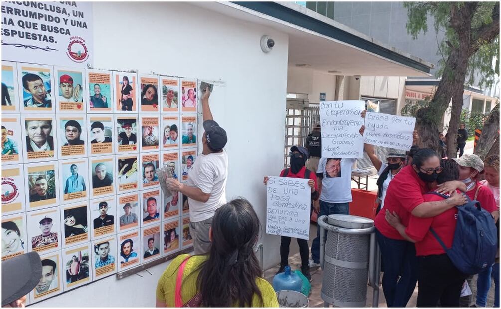 Buscadoras de Guanajuato colocan mosaicos con rostros de desaparecidos en barda de la fiscalía de León. Foto:  Xóchitl Álvarez / EL UNIVERSAL