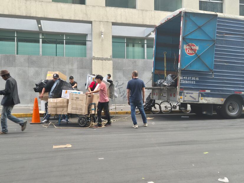 La incertidumbre persiste entre los comerciantes, ya que algunos confían que puedan regresar al inmueble y seguir trabajando. (Foto: Jorge Alejandro Medellín Hernández/ EL UNIVERSAL)