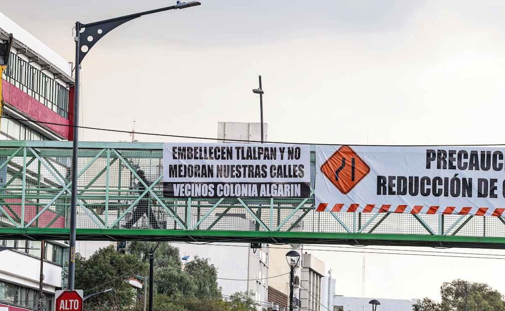 Habitantes de distintas colonias, como Algarín, en la alcaldía Cuauhtémoc, han mostrado su inconformidad con la construcción de la ciclovía La Gran Tenochtitlan por medio de mantas que han colocado en algunos puentes de la calzada de Tlalpan. Foto: Gabriel Pano / EL UNIVERSAL