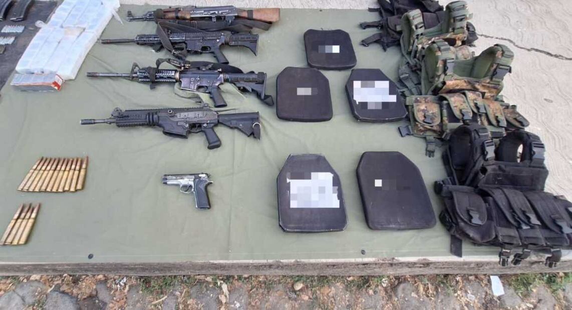 Durante su detención se les aseguraron tres armas de fuego, cartuchos útiles y chalecos tácticos. Foto: Especial