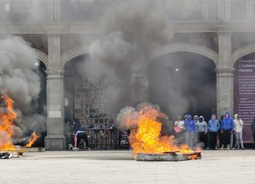 Normalistas queman colchones en Plaza de Armas de Cuernavaca como forma de protesta; exigen internet gratis, alberca y personal médico