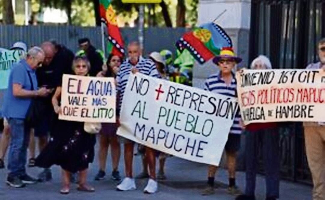 Manifestantes en Madrid con pancartas que decían "No más represión contra el pueblo mapuche". Foto: Archivo AFP