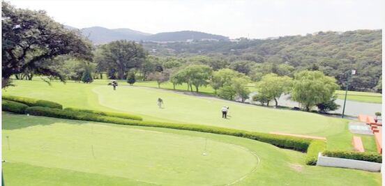 Jugando golf, ayudas a los demás
