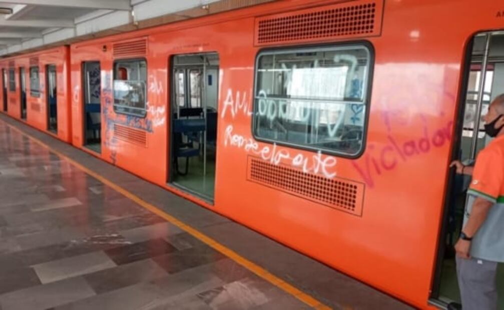 Encapuchadas realizan pintas y destrozos en Metro Pino Suárez tras protesta en Palacio Nacional