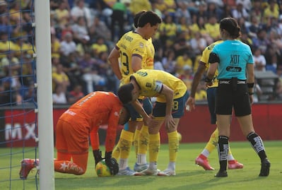 Luis Malagón enciende las alarmas en el América por posible lesión; salió de cambio y abandonó el estadio en camilla 