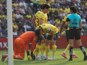 Luis Malagón enciende las alarmas en el América por posible lesión; salió de cambio y abandonó el estadio en camilla