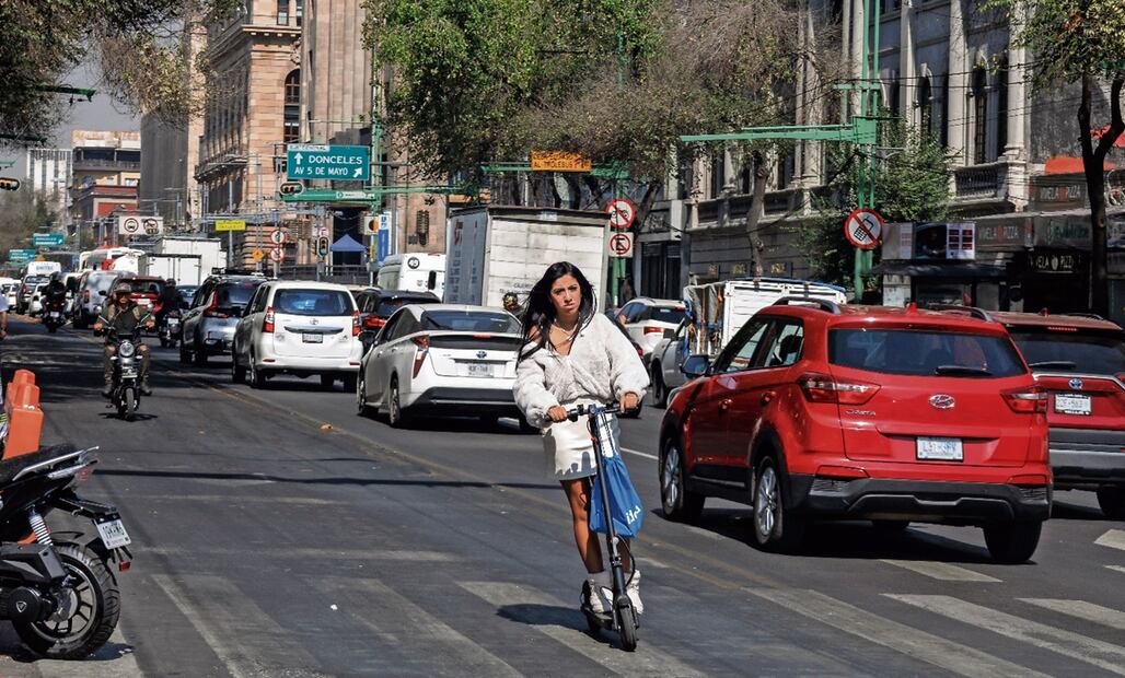 Miles de capitalinos han comenzado a utilizar scooters y motos eléctricas de origen chino que se han popularizado por su practicidad y bajo costo. Foto: archivo/EL UNIVERSAL