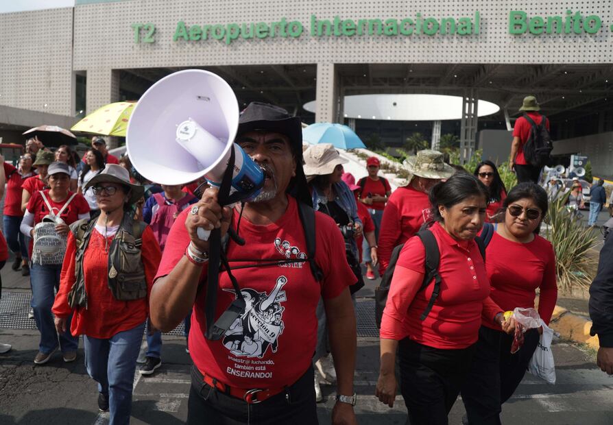 Maestros de la CNTE se retiran de la Terminal 2 del AICM. Foto: Carlos Mejía/EL UNIVERSAL