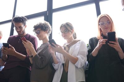 Sheinbaum llama a los jóvenes a que “no estén pegados todo el día en el celular”; “hay otra vida”, dice