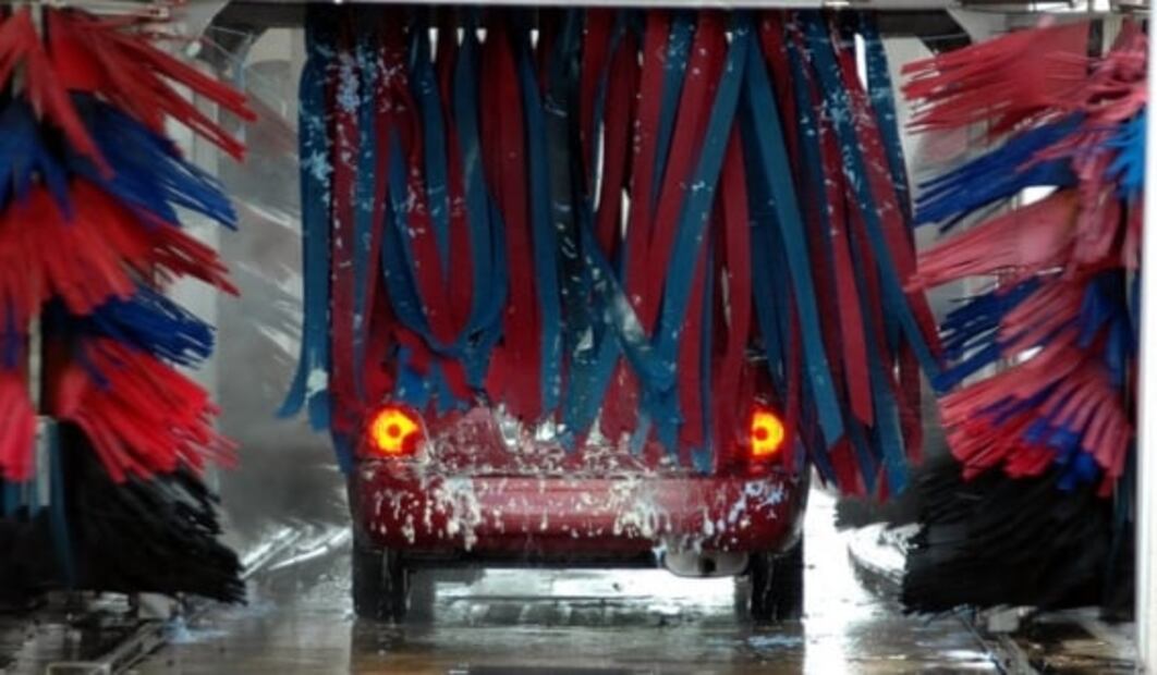Cómo lavar un auto eléctrico o híbrido