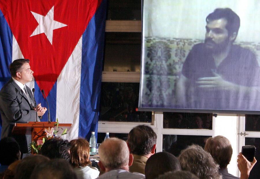El Ministro de Relaciones Exteriores cubano, Felipe Pérez Roque, izquierda, observa una proyección del mexicano Carlos Ahumada testificando en Cuba, durante una conferencia de prensa sobre las relaciones cubano-mexicanas el 5 de mayo de 2004 en La Habana, Cuba. Agencias.