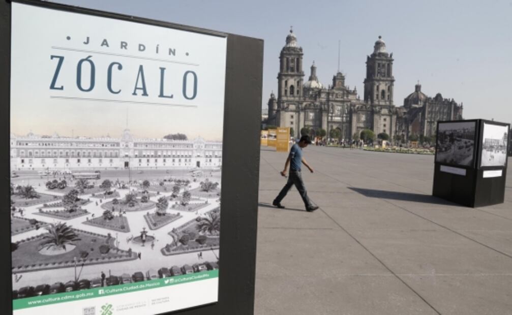Corazones gigantes celebran el 14 de febrero en el Zócalo capitalino