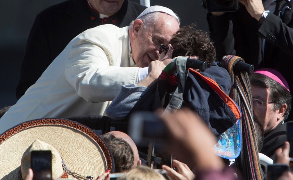 Durante su papado Francisco dio muestras de una gran calidad humana y su estadía en México no fue la excepción. Durante su recorrido del sábado el Pontífice besó a un niño en silla de ruedas, en el Zócalo capitalino. Foto AP