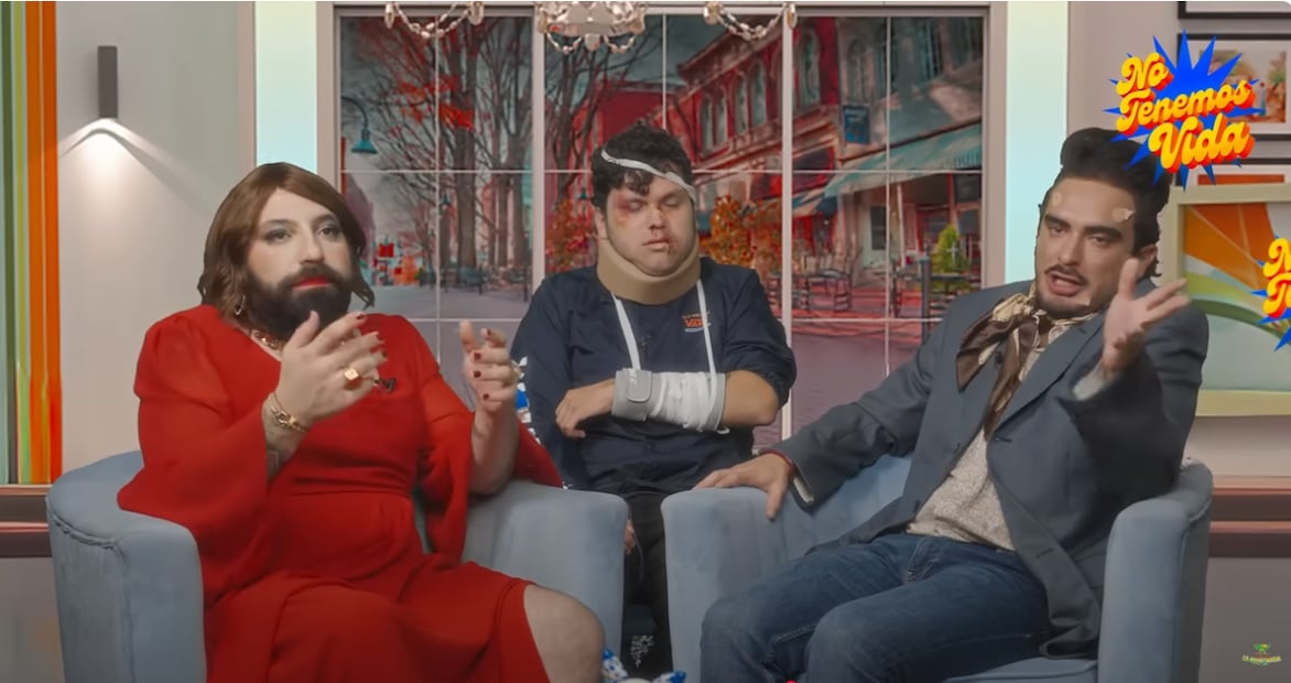 Ricardo Pérez y Slobotzky, de La Cotorrisa, se burlan de los programas de espectáculos en México. Foto: YouTube La Corporrisa