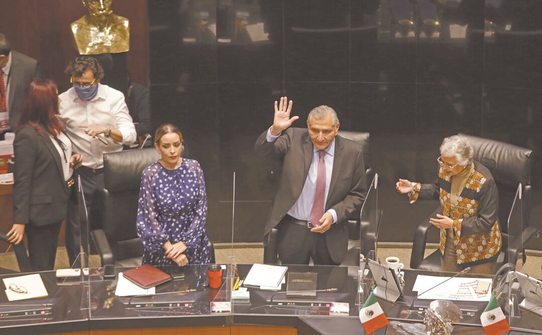 El secretario de Gobernación, Adán Augusto López (saluda), junto a la senadora y extitular de la Segob, Olga Sánchez Cordero (der.), entre otros, durante su comparecencia en el Senado. Foto: CARLOS MEJÍA. EL UNIVERSAL