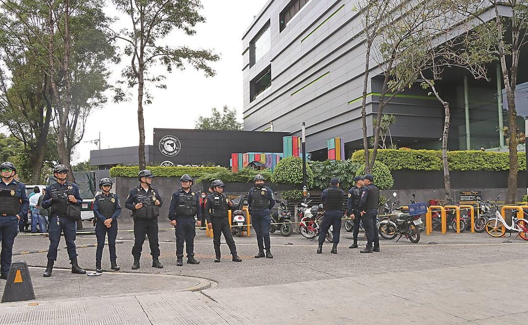 Luego del intento de asalto, oficiales de la SSC desplegaron un operativo en las inmediaciones de la Plaza Metrópoli para dar con dos presuntos delincuentes. Foto: Especial.