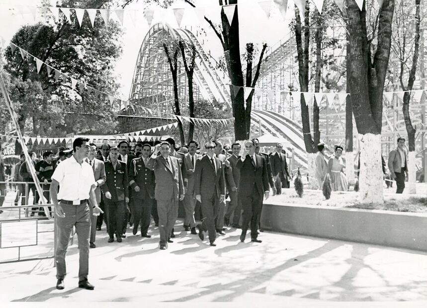 Recorrido por los Juegos Mecánicos de Chapultepec en 1964, del llamado Nuevo Bosque de Chapultepec. El Presidente Adolfo López Mateos sonríe satisfecho al contemplar las nuevas instalaciones del Bosque de Chapultepec, del lado izquierdo lo acompaña el regente Ernesto P. Uruchurtu. Foto: Soto/ EL UNIVERSAL.