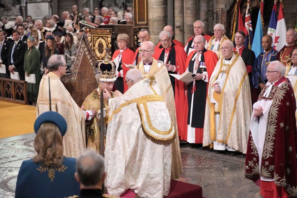 El rey Carlos III se sienta mientras es coronado con la corona de San Eduardo por el arzobispo de Canterbury, el reverendo Justin Welby, durante la ceremonia de coronación en la Abadía de Westminster, Londres. Foto: AP