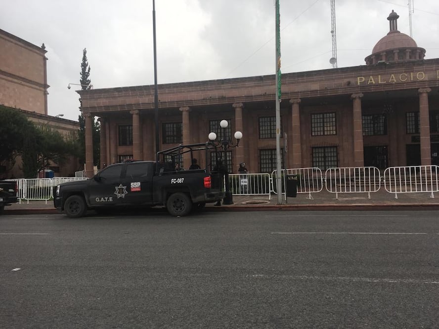 El edificio continúa resguardado por la policía y cercado con vallas metálicas. Foto: Hilda Fernández / EL UNIVERSAL